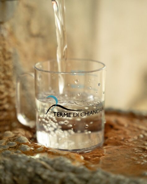 Acqua Santa mescita terme di chianciano bicchiere tipico