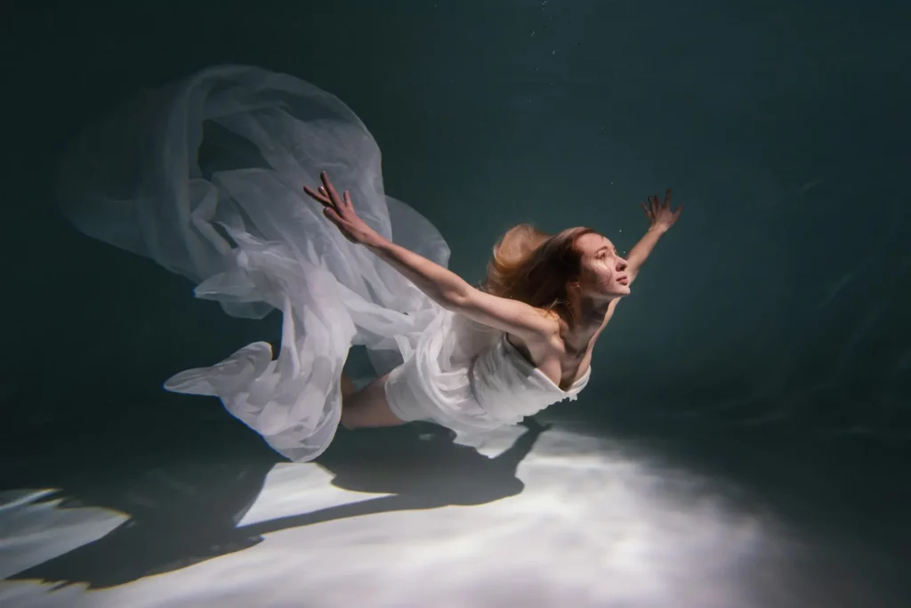 giovane donna in posa sommersa sott acqua in un vestito fluido 1024x6831 1